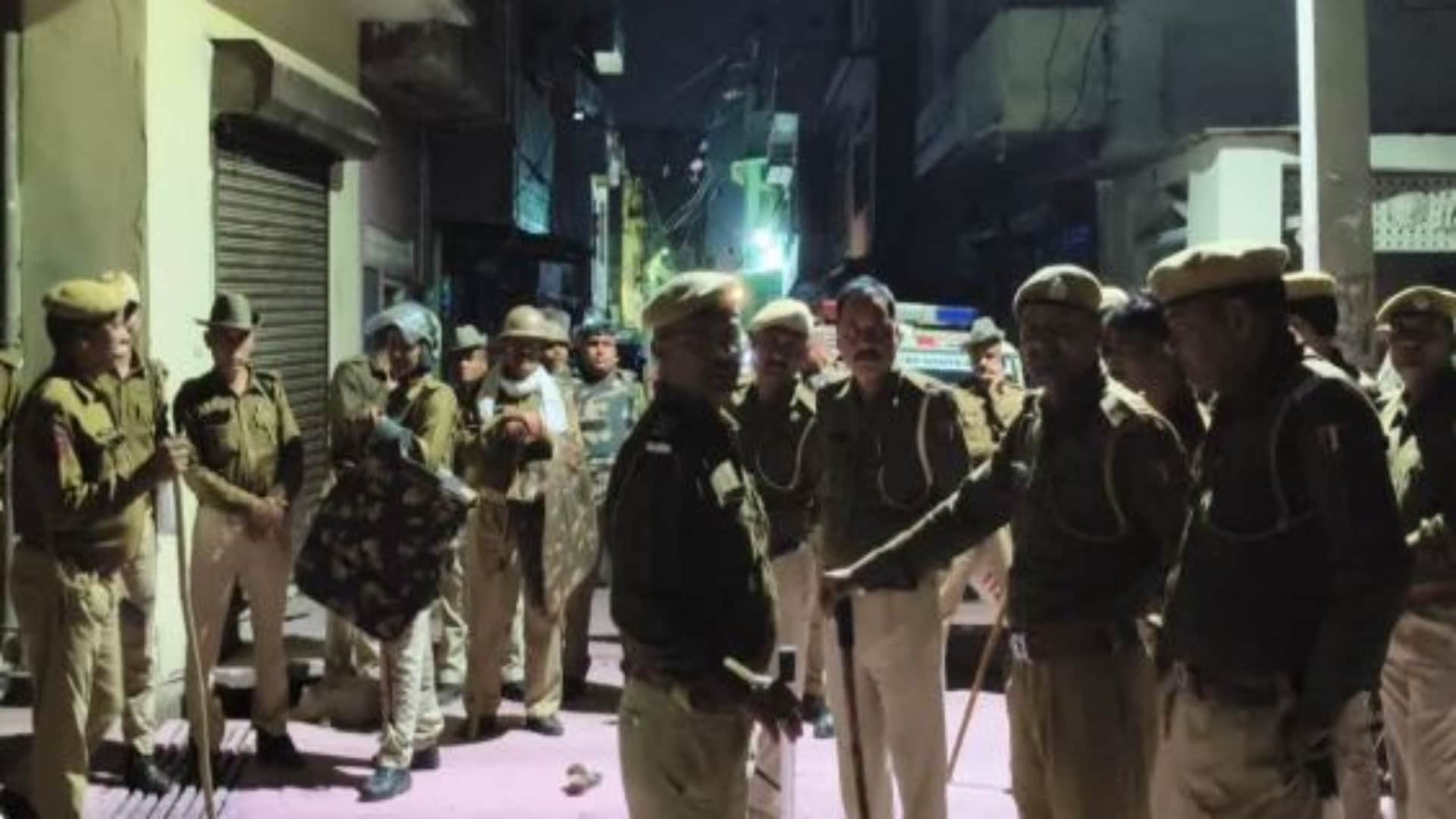 देर रात पुरानी रंजिश को लेकर दो पक्ष आमने सामने