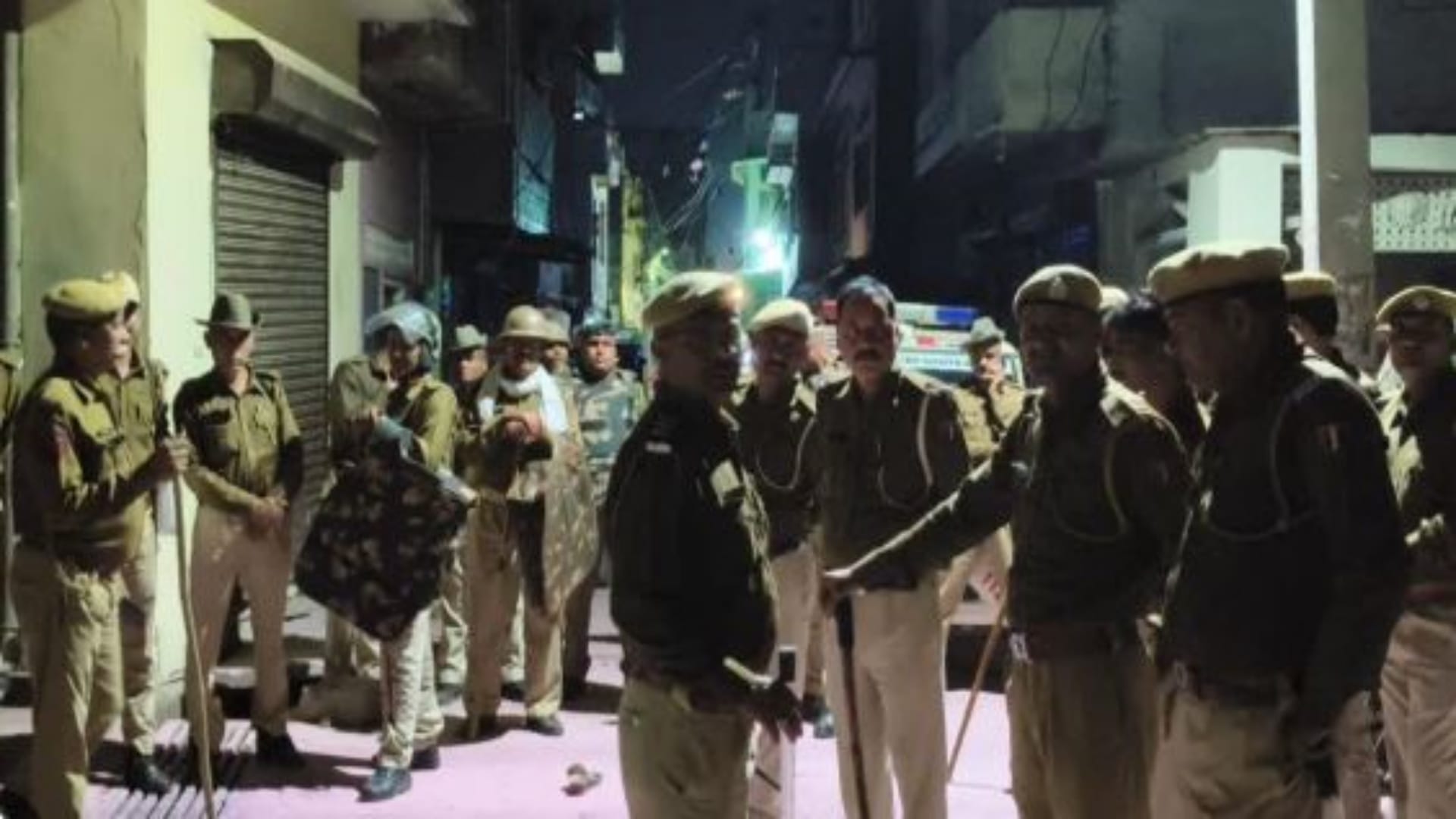 देर रात पुरानी रंजिश को लेकर दो पक्ष आमने सामने