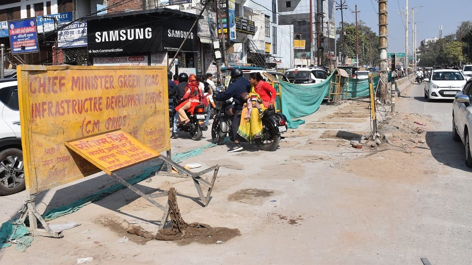 Sewer line along the road in Aligarh