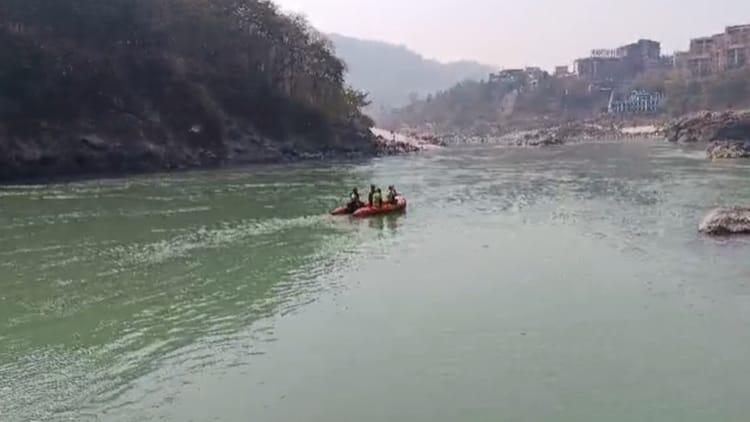 Rishikesh: होली पर बड़ा हादसा टला, पैर फिसलने से गंगा में बहने लगा हरियाणा का युवक, SDRF ने सकुशल निकाला