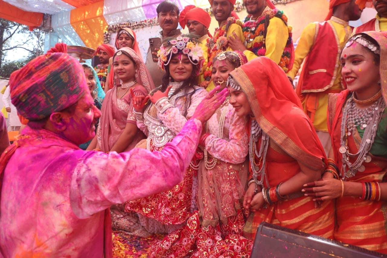 A festive atmosphere of colours in the capital: A traditional procession of the Hindu Utsav Samiti will be hel