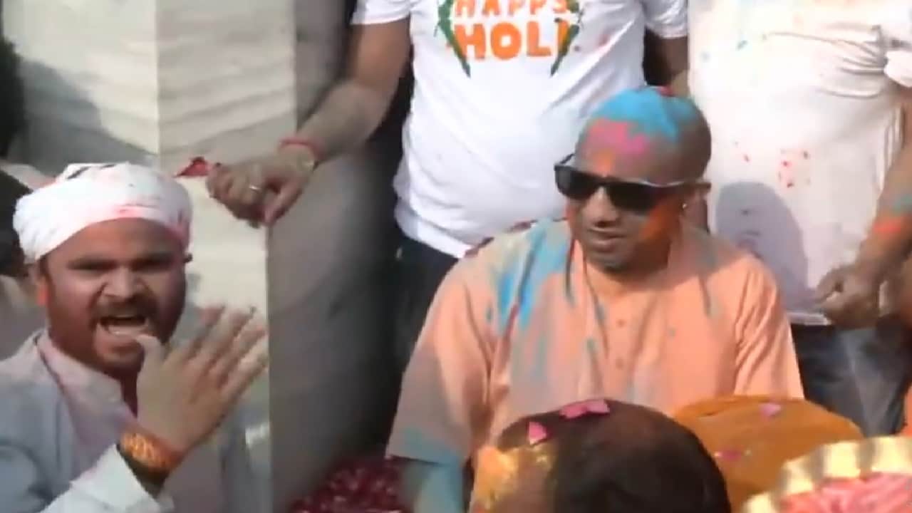 Chief Minister yogi performed aarti of Lord Narasimha and celebrated Holi with great enthusiasm in gorakhpur