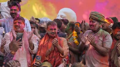 Political leaders Holi congress aam admi party play gulal colour arvind kejriwal Rahul Gandhi celebration