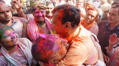 Political leaders Holi congress aam admi party play gulal colour arvind kejriwal Rahul Gandhi celebration