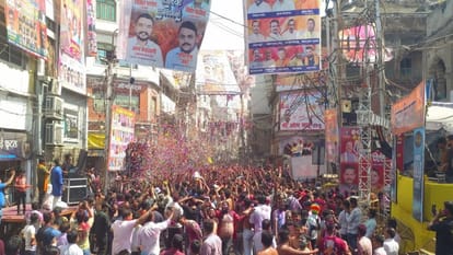 Holi In Prayagraj: Colors rained heavily in Sangam city, the entire city rejoiced in the Nakabandi Holi