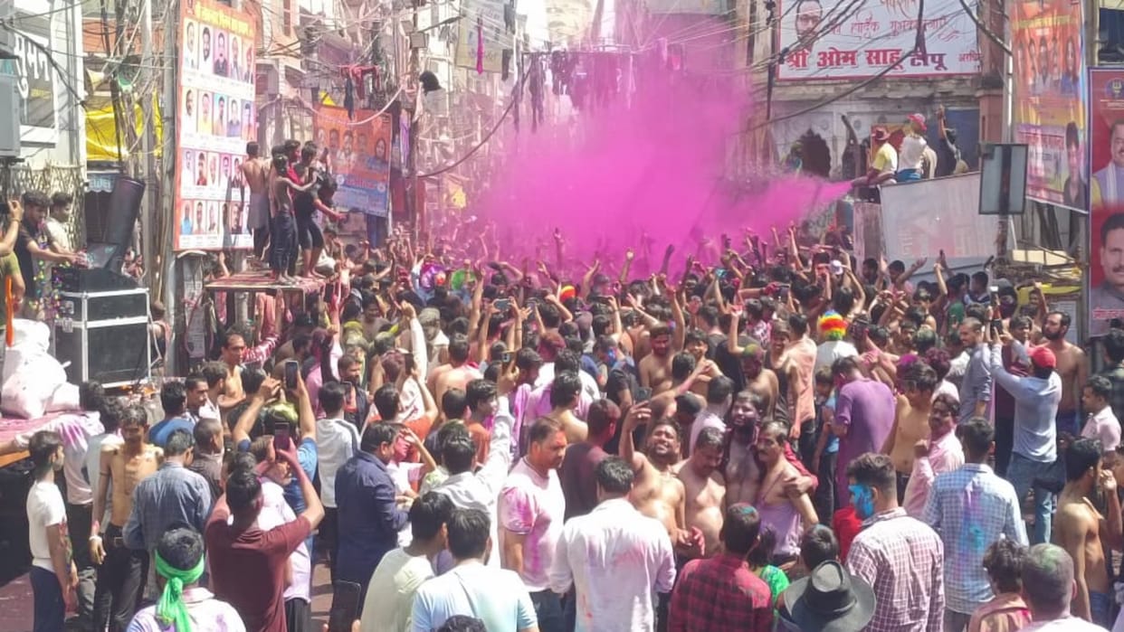 Holi In Prayagraj: Colors rained heavily in Sangam city, the entire city rejoiced in the Nakabandi Holi