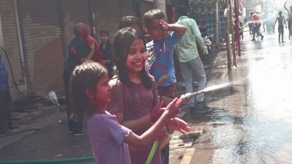 Holi In Prayagraj: Colors rained heavily in Sangam city, the entire city rejoiced in the Nakabandi Holi