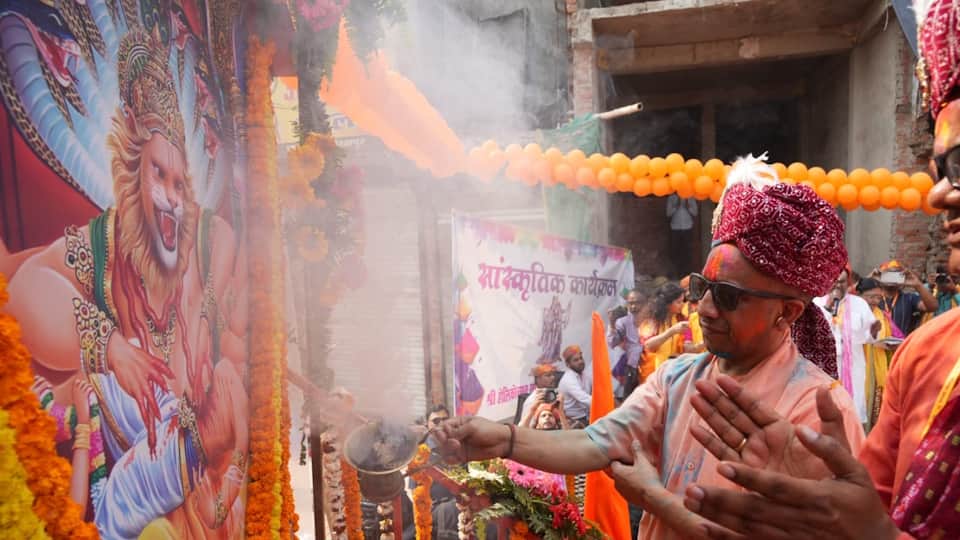 Chief Minister yogi performed aarti of Lord Narasimha and celebrated Holi with great enthusiasm in gorakhpur
