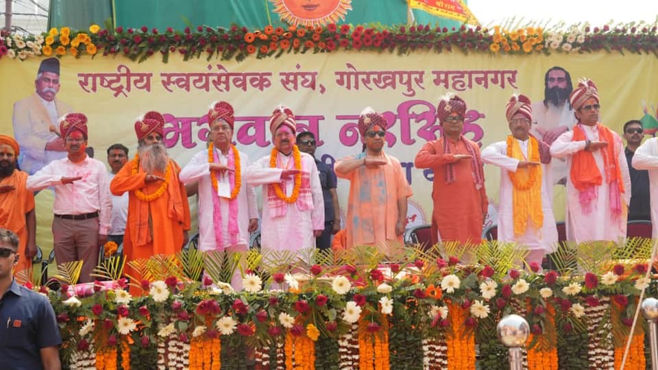 Chief Minister yogi performed aarti of Lord Narasimha and celebrated Holi with great enthusiasm in gorakhpur