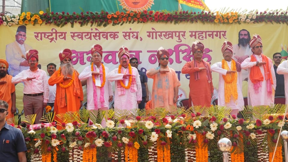 Chief Minister yogi performed aarti of Lord Narasimha and celebrated Holi with great enthusiasm in gorakhpur