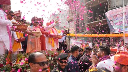 UP Big News: CM Yogi played Holi wearing dark glasses, Ram Lalla wore a turban; husband burnt to death on Holi