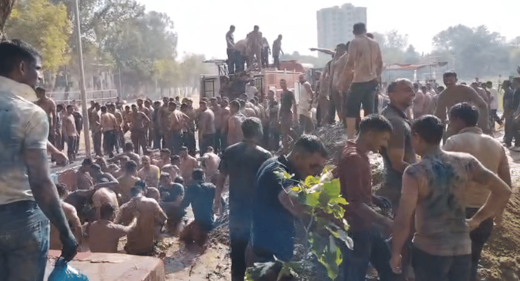 Agra Police Celebrate Unique Mud and ‘Kapda-Phaad’ Holi in Police Lines