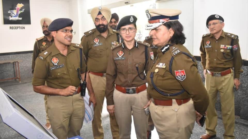 अधिकारियों से बात करतीं स्पेशल डीजीपी गुरप्रीत कौर