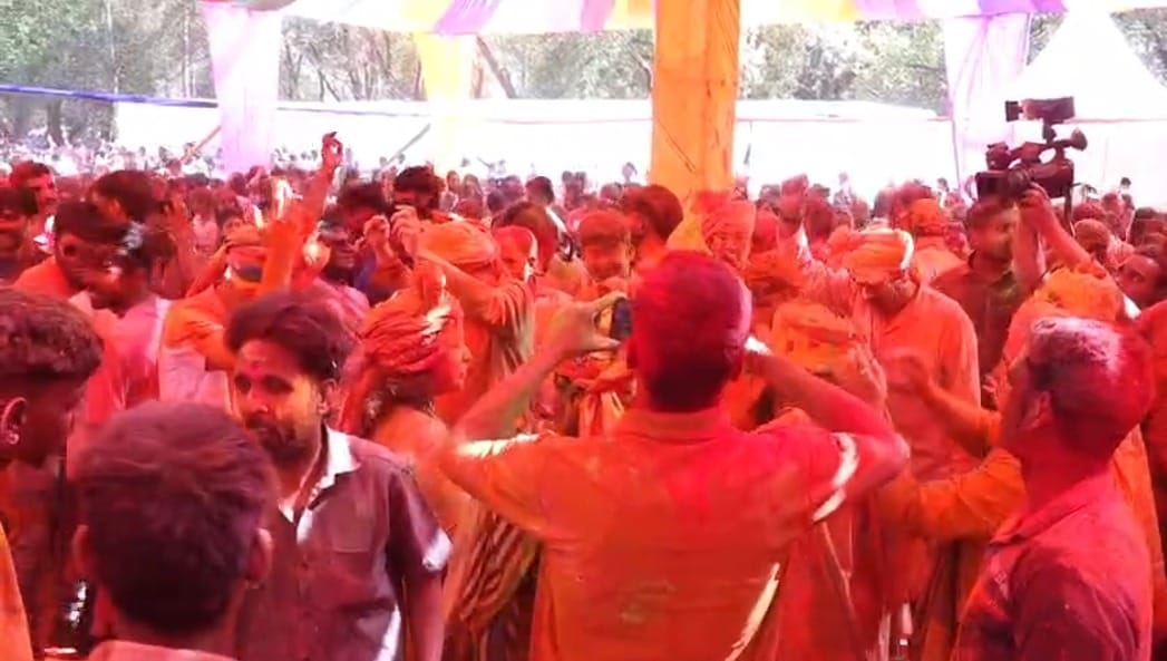 Bhopal news: After three days of duty, police celebrated Holi in Bhopal; officers and soldiers danced with gul