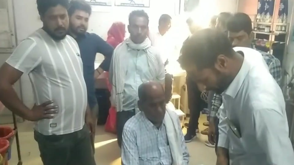 Auraiya: snake charmer jokingly put a snake around an elderly man's neck, bite worsened his condition