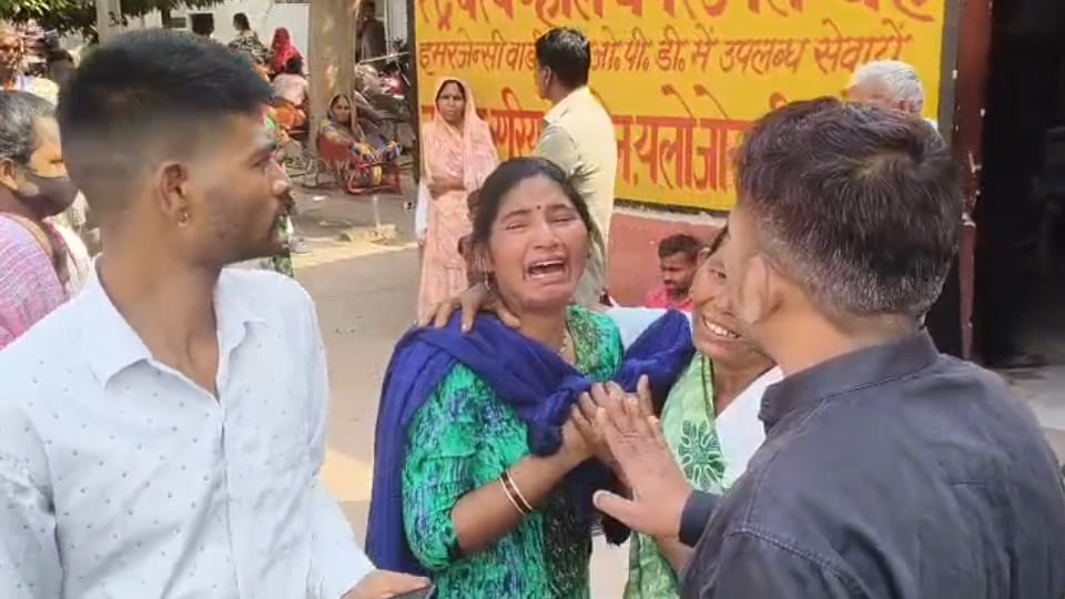 Hardoi: Driver dozes off, auto rickshaw overturns into ditch; married woman killed, six injured
