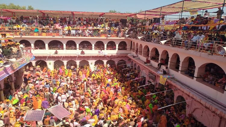 Holi 2026: नंगे बदन पर पड़ेंगे कोड़े, समाज गायन पर झूमेंगे भक्त; दाऊजी का हुरंगा देखने उमड़ा जनसैलाब