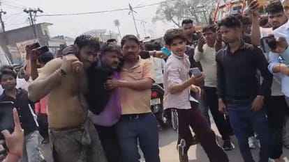 नशे में धुत दरोगा को लेकर जाते पुलिसकर्मी