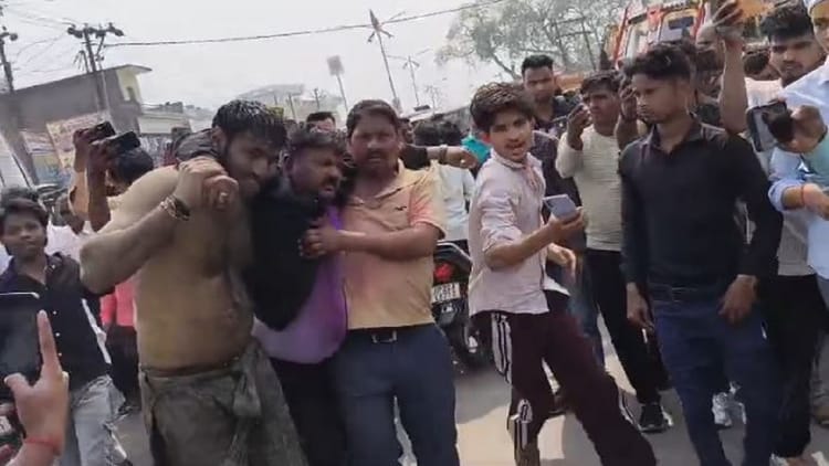 Shahjahanpur News: नशे में धुत दरोगा ने दौड़ाई कार, कई लोगों को मारी टक्कर, गुस्साई भीड़ ने की हाथापाई