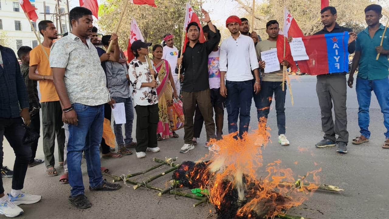 एआईएसएफ कार्यकर्ताओं ने किया प्रदर्शन।