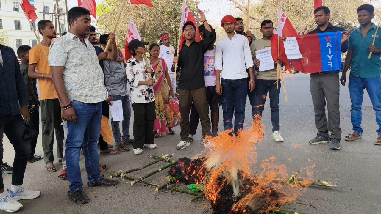 एआईएसएफ कार्यकर्ताओं ने किया प्रदर्शन।