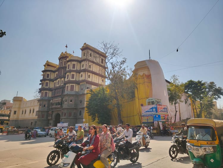 Indore Rangpanchmi: गेर के रंगों से बचाने के लिए राजवाड़ा को ढंका, खतरनाक मकानों पर नहीं खड़े हो सकेंगे लोग