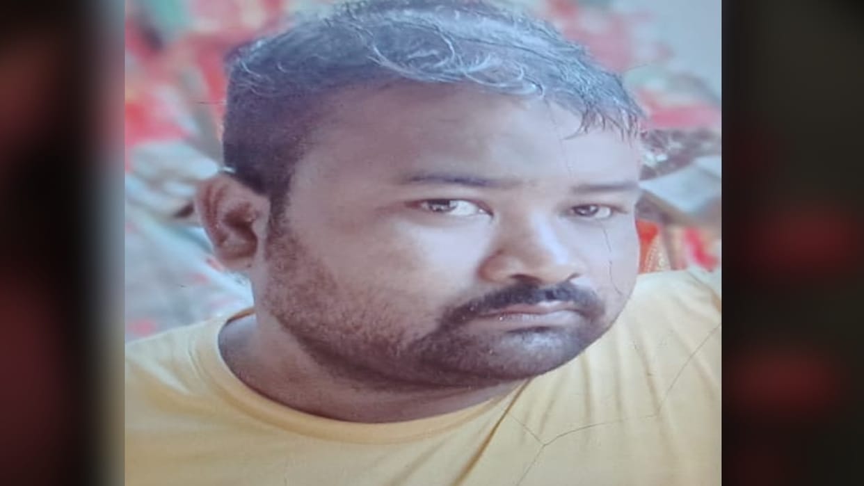 tent trader dead body found hanging in front of his shop on Holi in Bareilly