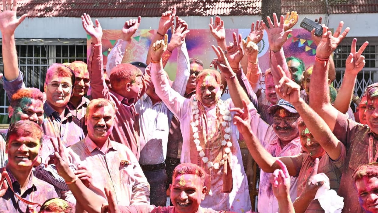 CM Vishnudev Sai played Holi with officers and employees at the CM house Raipur