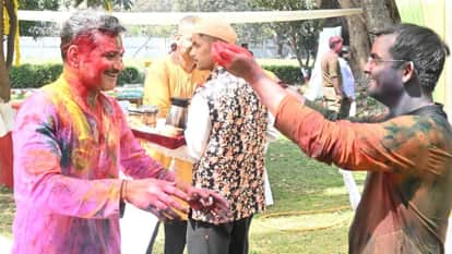 Police celebrated Holi in varanasi after festival applied gulal to each other commissioner also rejoiced