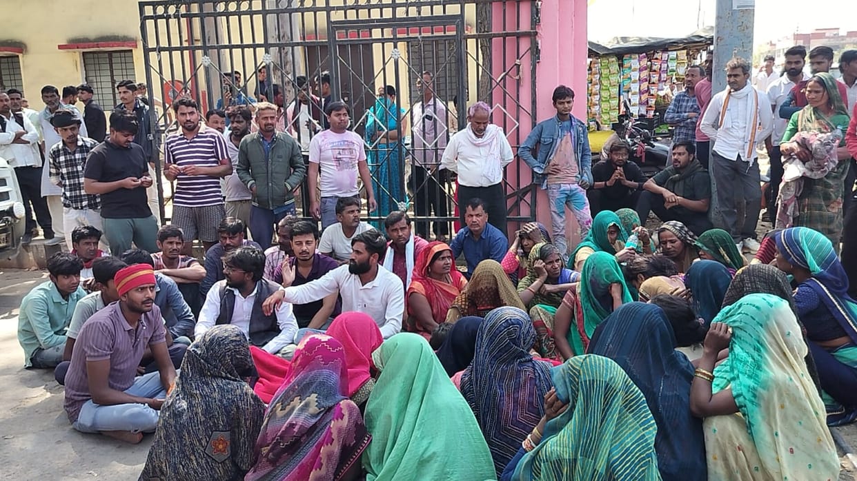 Chitrakoot Young man injured in accident dies family members block hospital gate by placing body