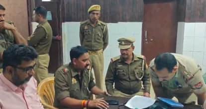 Fatehpur Police who tried to stop indecency with passersby were pelted with stones four policemen injured