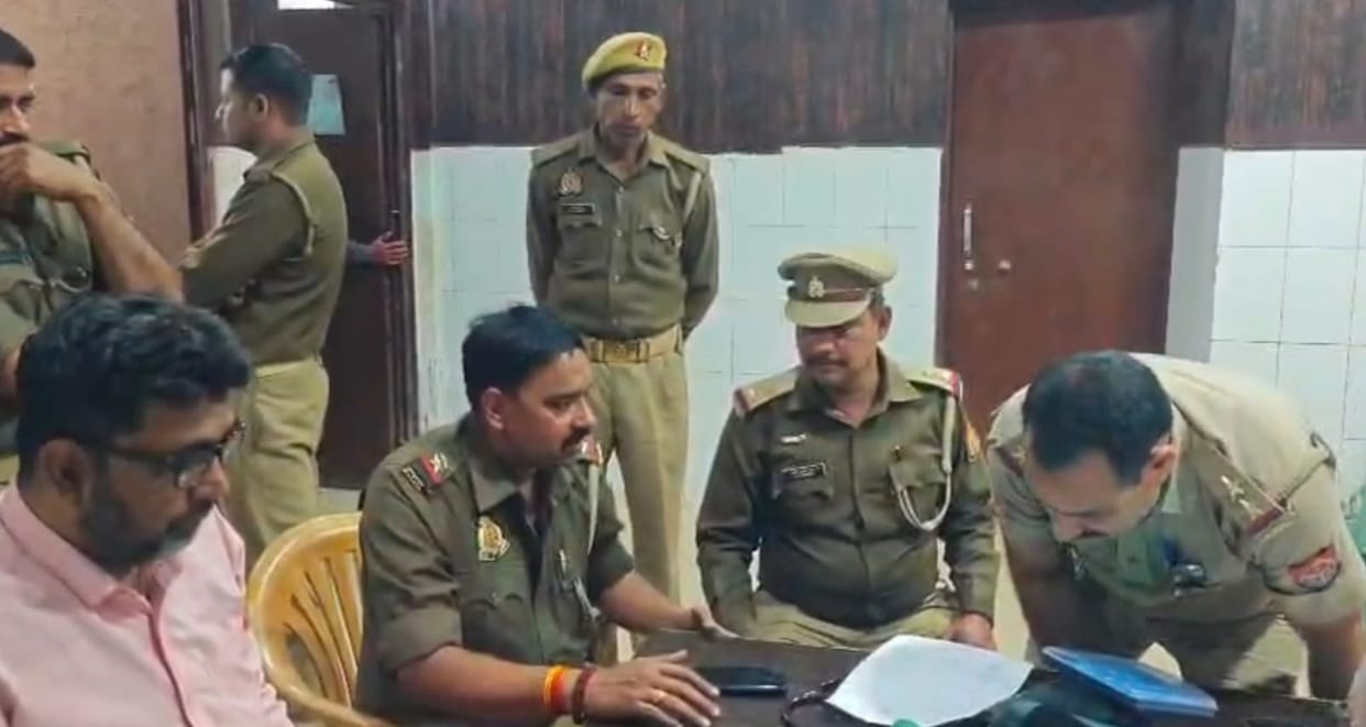 Fatehpur Police who tried to stop indecency with passersby were pelted with stones four policemen injured