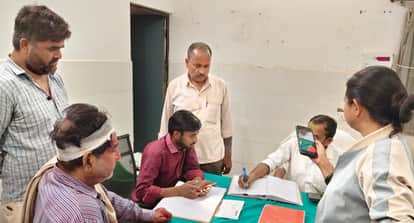 Auraiya Two sides exchanged fire leaving an elderly man with head injury and three others injured by pellets