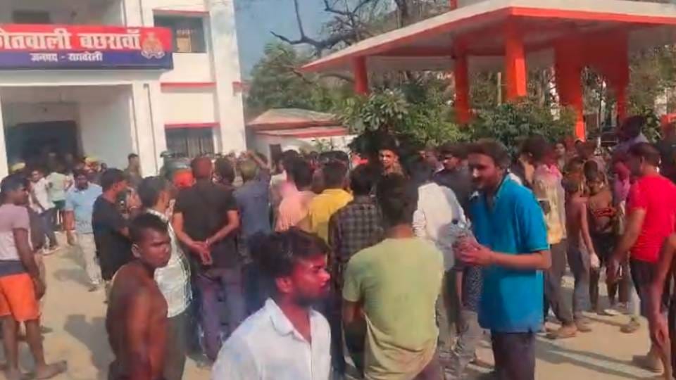 Hindus and Muslims clashed over Holi celebrations in Raebareli more than dozen people were injured