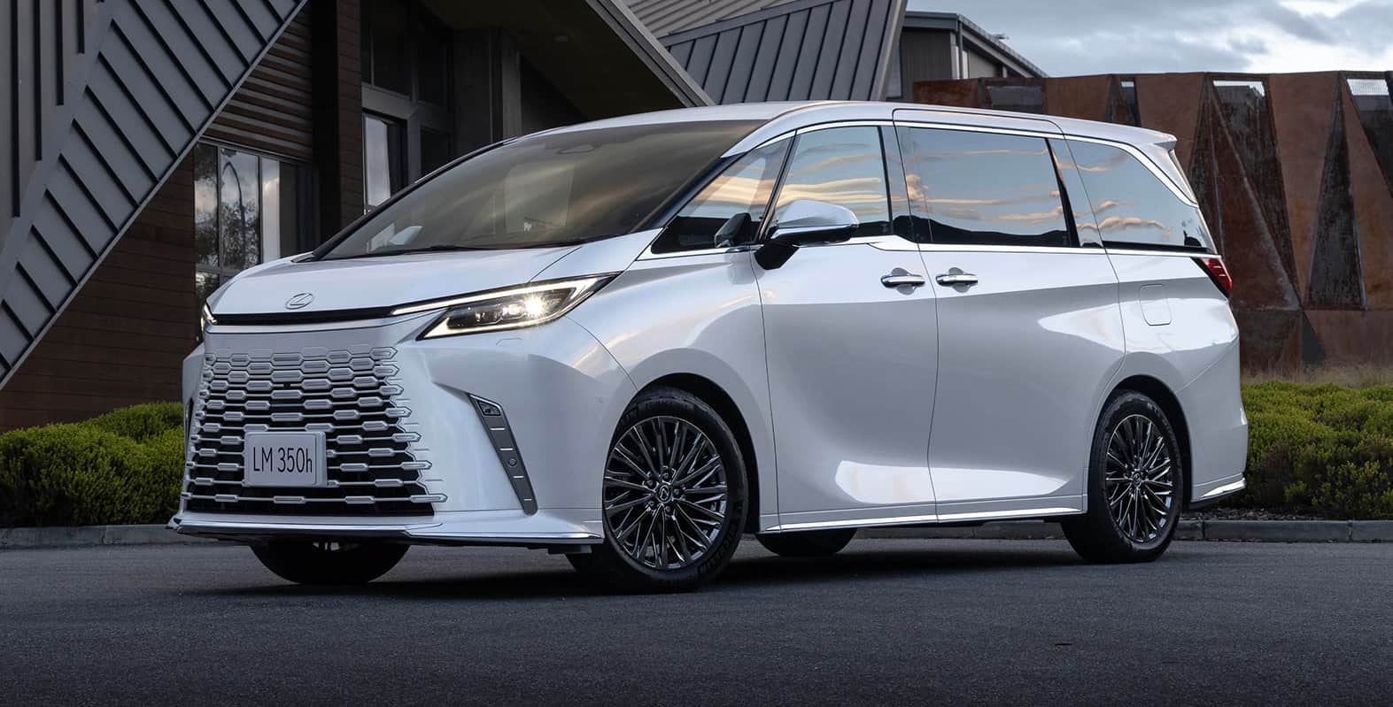 Top Luxury MPV Cars in India for Celebrity-Level Comfort Luxury MPVs Offering Ultimate Comfort