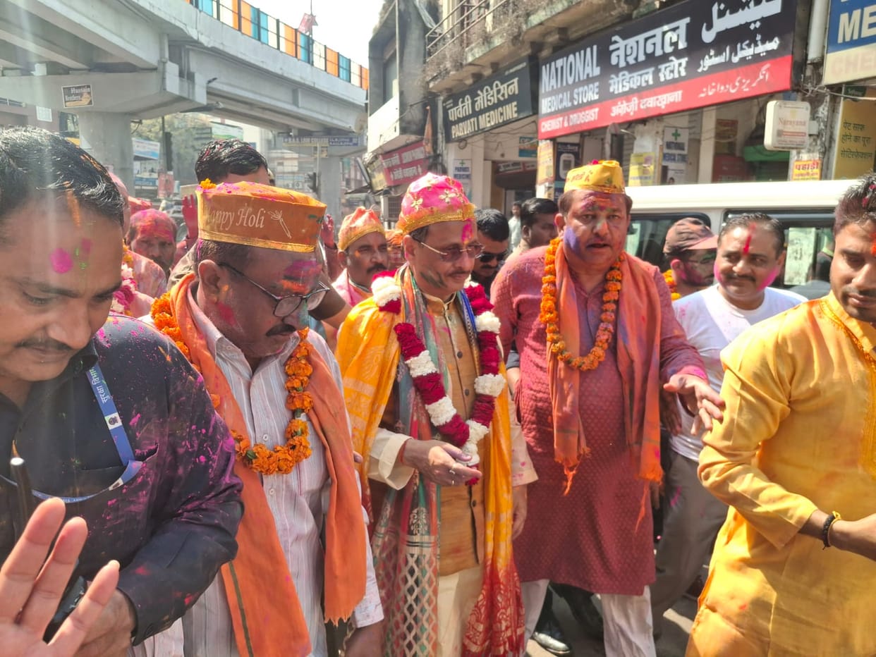 Lucknow: Holi procession taken out with great pomp, former Deputy CM Dr. Dinesh Sharma participated