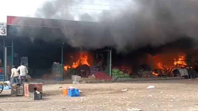 Dehradun: निरंजनपुर मंडी में तीन दुकानों में लगी आग, शॉर्ट सर्किट वजह आई सामने, एक व्यक्ति को सकुशल निकाला