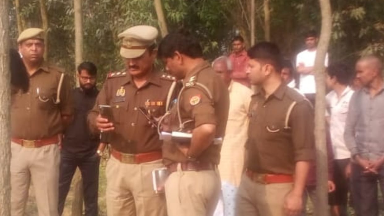 dead body of young man found hanging from a tree outside the village in Shahjahanpur