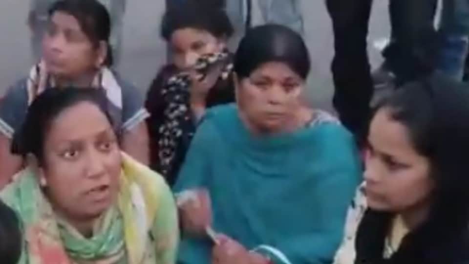 धरने पर बैठे परिजन