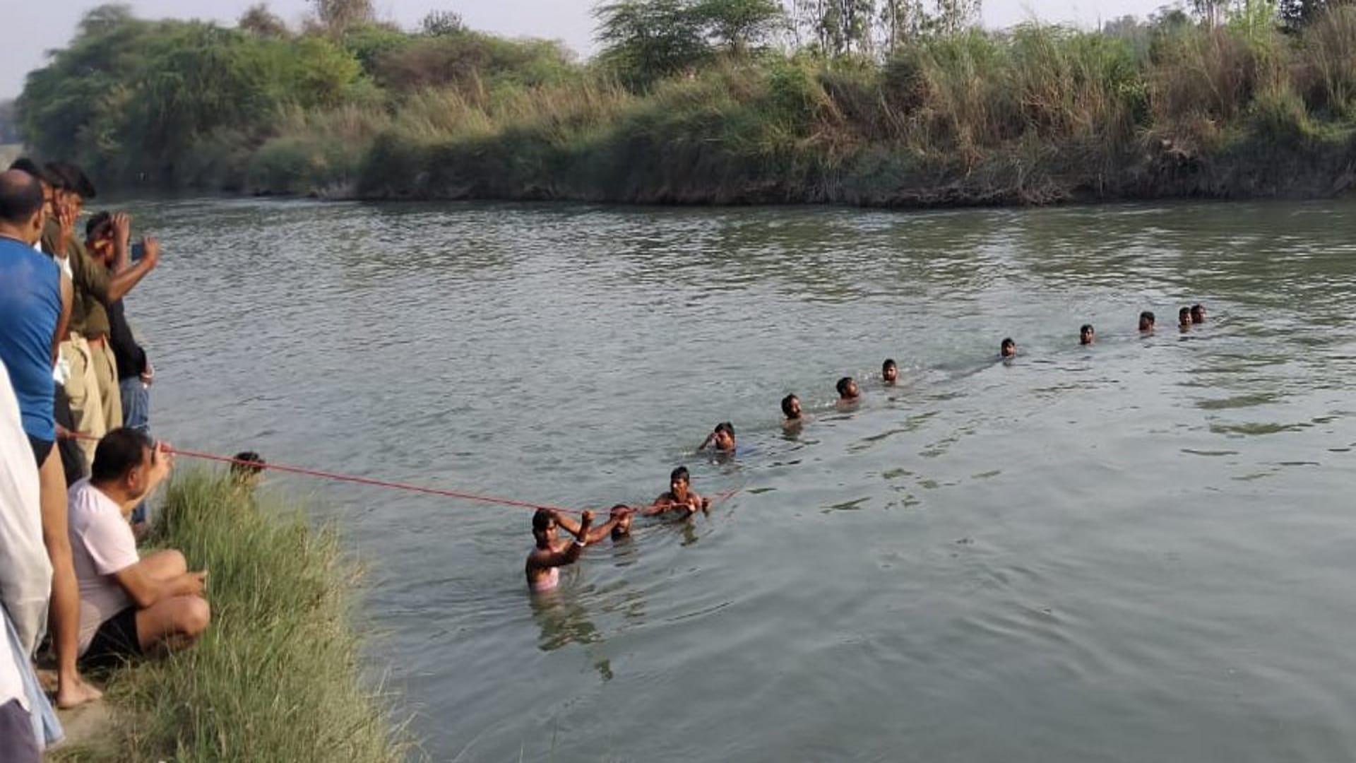 संग्रामगढ़ थाना क्षेत्र खनवारी नहर में इसी जगह डूबी बेटियां।