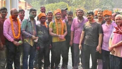 Police celebrated Holi in varanasi after festival applied gulal to each other commissioner also rejoiced