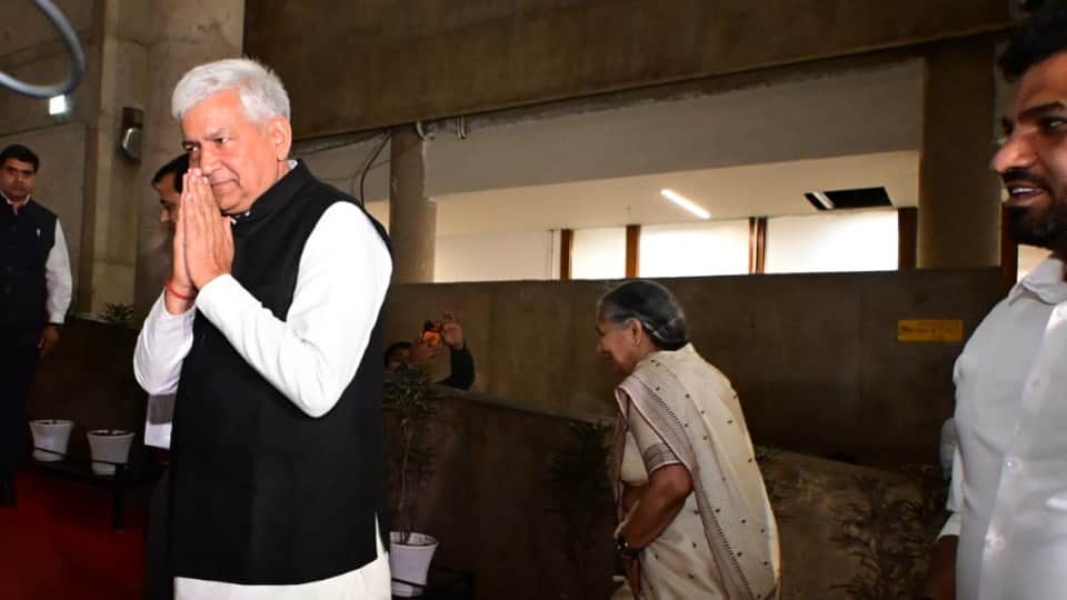 निर्दलीय के ताैर पर नामांकन के लिए पहुंचे सतीश नांदल