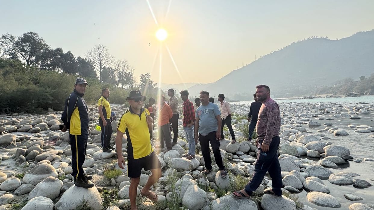 Accident on Holi day youth from Bihar drowned in river while bathing Srinagar Garhwal News