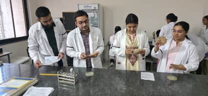 Bhopal News: Stipend hike stalled, resident doctors intensify protest, tie black bands, go on strike