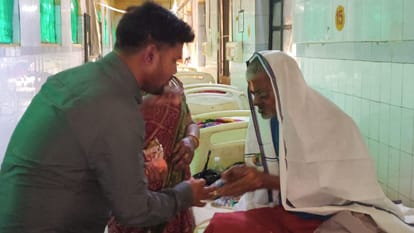 Manju Dutt pulled trolley fulfill her son  dreams rendered homeless when she fell ill in varanasi
