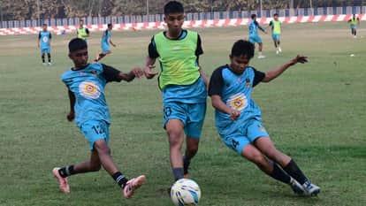 बरेका मैदान में अभ्यास करते खिलाड़ी।