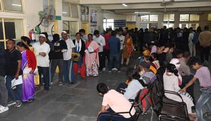 The hospital emergency room was filled with injured people, and about five hundred people arrived