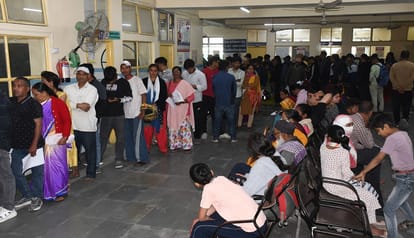 The hospital emergency room was filled with injured people, and about five hundred people arrived