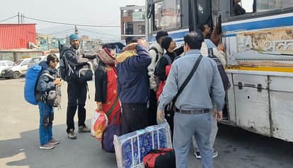 Tanakpur depot bus fails, passengers get angry in champawat