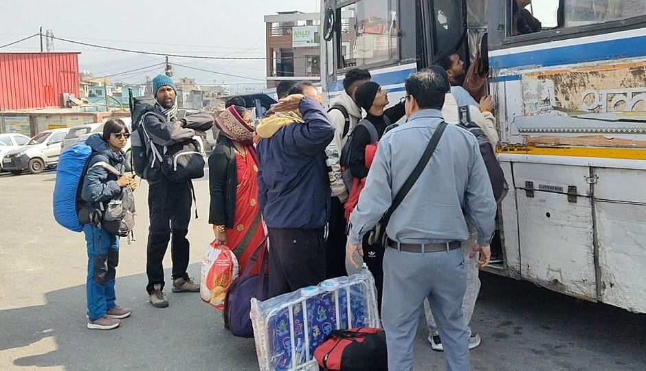 Tanakpur depot bus fails, passengers get angry in champawat